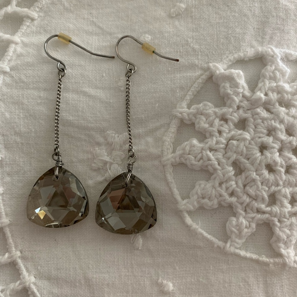 Drop stone earrings